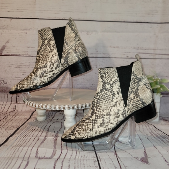 Marc Fisher MLYALE Women's Cream & Gray Snakeskin Leather Ankle Bootie Size 7.5M - Picture 4 of 12